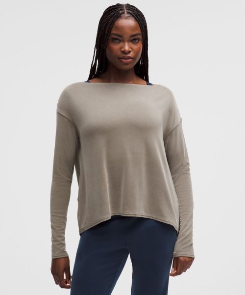Drapey Softstreme™ 女士垂坠感露肩长袖 T 恤