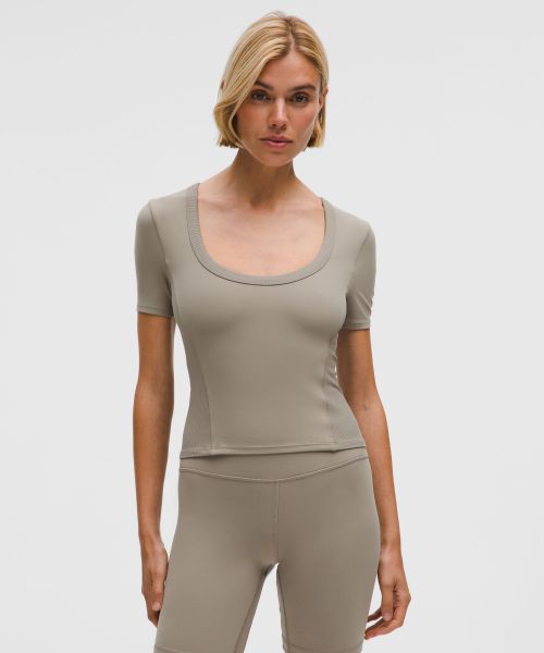 Smooth and Ribbed Nulu™ 女士运动低圆领 T 恤