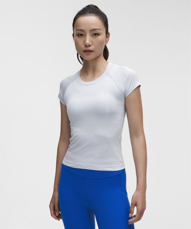 Swiftly Tech 女士运动短袖 T 恤 2.0 *Race
