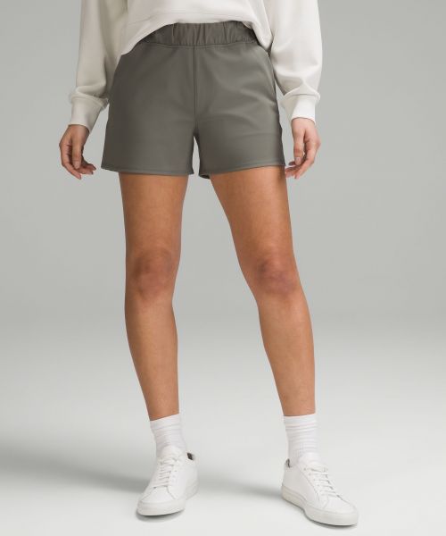 Luxtreme™ Pull-On 女士修身中腰短裤