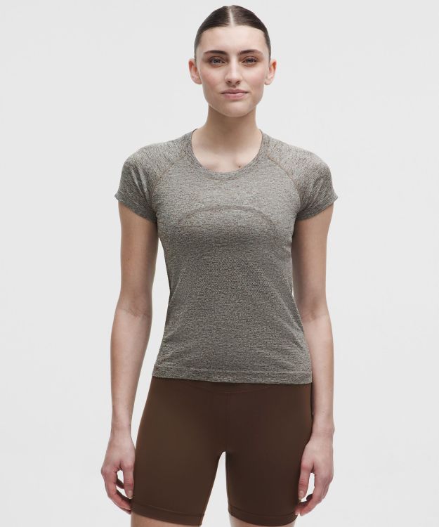 Swiftly Tech 女士运动短袖 T 恤 2.0 *Race